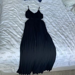 Maxi pleated black dress